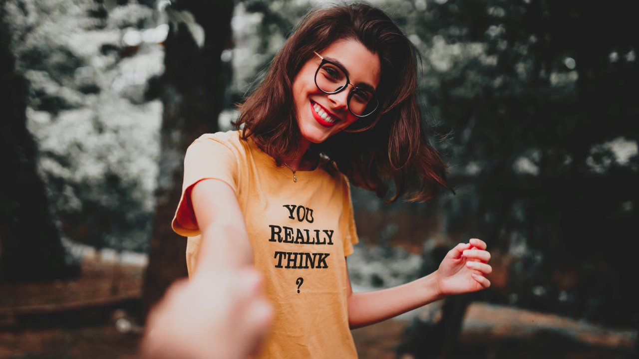 Profissional trabalhando com tecnologia de pagamentos